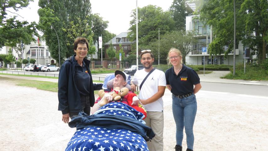 Marcel mit seinem Pfleger Rafael und der Wünschewagen-Crew